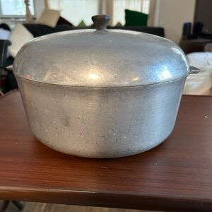 Vintage household Institute cast aluminum round Dutch oven 5 quarts 10“ across